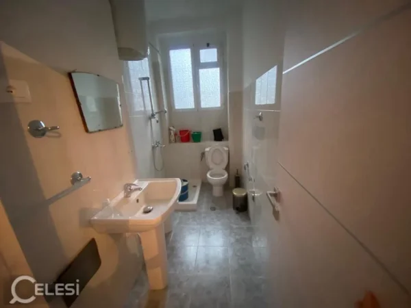 Tirane, jepet me qera dyqan Kati 0, 73 m² 1.200 € (RRUGA E DIBRES)