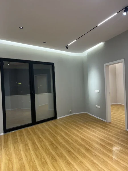 Tirane, jepet me qera zyre Kati 5, 48 m² 520 € (VASIL SHANTO)
