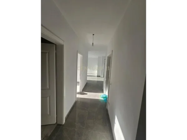 Tirane, jepet me qera zyre Kati 1, 130 m² 750 € (Unaza e re)
