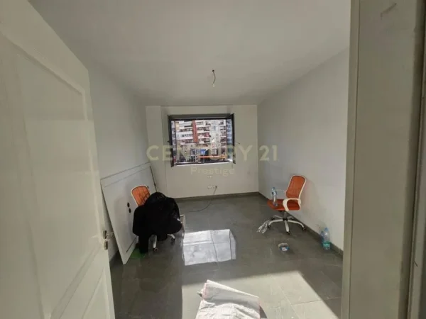 Tirane, jepet me qera zyre Kati 1, 130 m² 750 € (Unaza e re)
