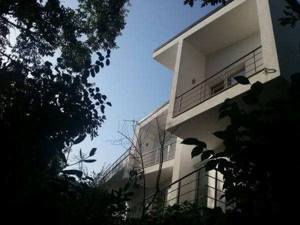 SHITET SUPER VILE 2 KATESHE  NE PEZE HELMES  400.000 €