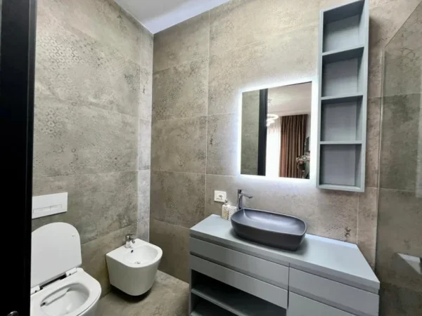 Tirane, jepet me qera apartament 2+1+Ballkon Kati 4, 130 m² 1.300 € (Secret Garden Residence)