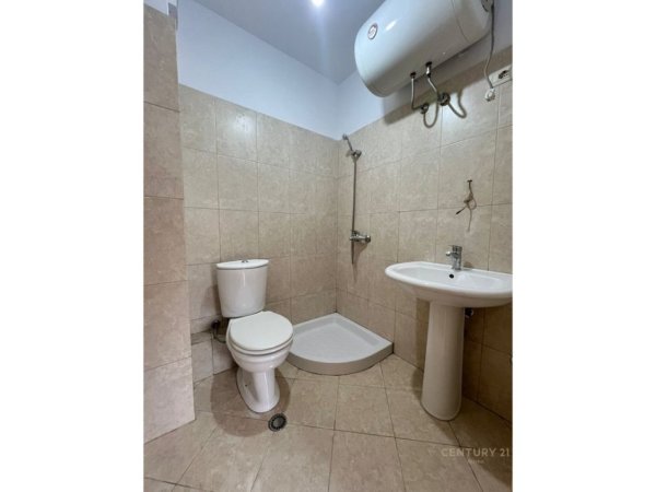 Tirane, jepet me qera apartament 2+1 Kati 4, 70 m² 400 € 