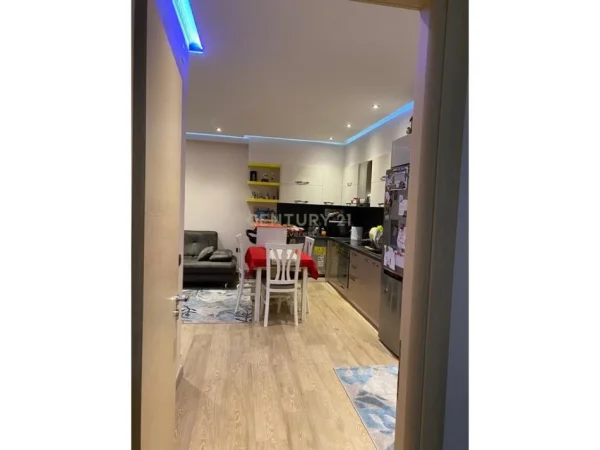 Tirane, jepet me qera apartament 2+1 Kati 4, 102 m² ,500€