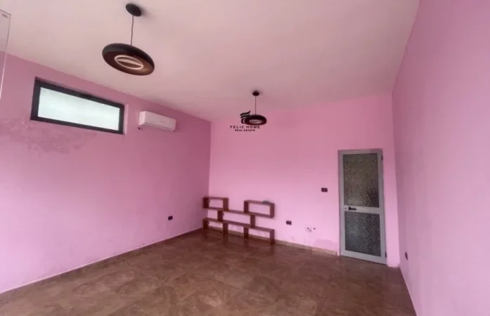 Tirane, jepet me qera dyqan Kati 1, 30 m² 300 € (LAPRAKE)