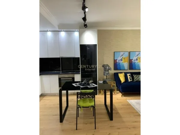 Tirane, jepet me qera apartament 2+1+Ballkon Kati 8, 100 m² 900 € (429132)