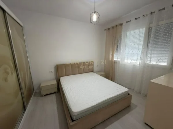 Tirane, jepet me qera apartament 2+1+Ballkon Kati 2, 104 m² 650 € (astir)