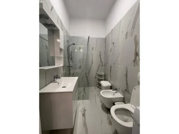 Tirane, jepet me qera apartament 1+1+Ballkon Kati 2, 72 m² 800 € (Delijorgji)