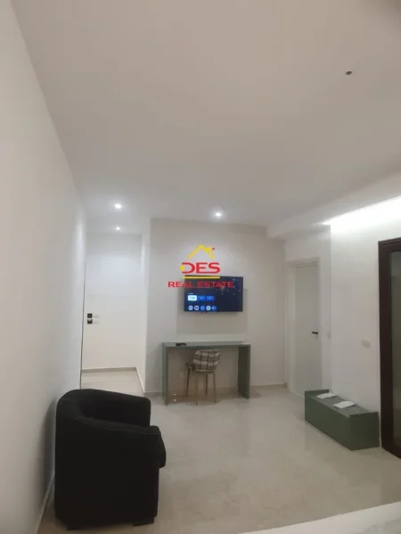 Vlore, jepet me qera hotel Kati 2, 350 m² 30.000 € (Rruga Perlat Rexhepi)