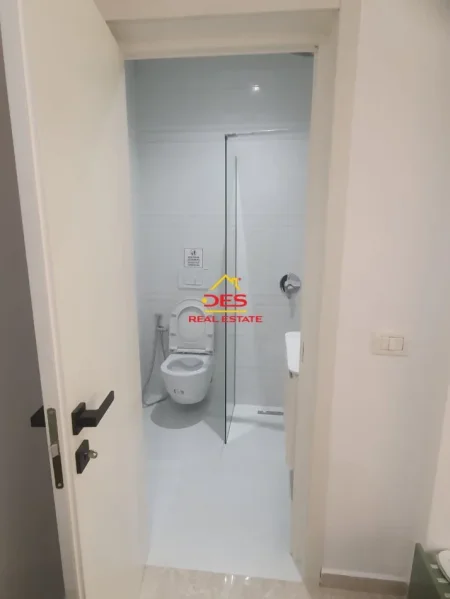 Vlore, jepet me qera hotel Kati 2, 350 m² 30.000 € (Rruga Perlat Rexhepi)