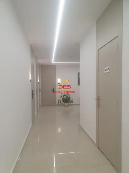 Vlore, jepet me qera hotel Kati 2, 350 m² 30.000 € (Rruga Perlat Rexhepi)