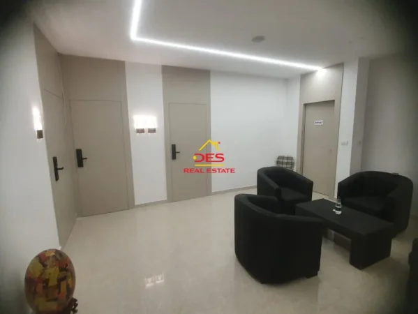 Vlore, jepet me qera hotel Kati 2, 350 m² 30.000 € (Rruga Perlat Rexhepi)