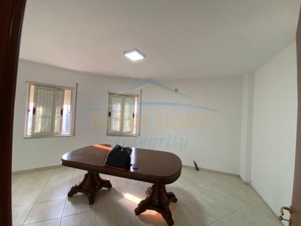 Tirane, jepet me qera ambjent biznesi Kati 7, 97 m² 620 € (Prane Rezidences Axa Bulevardi i Ri)