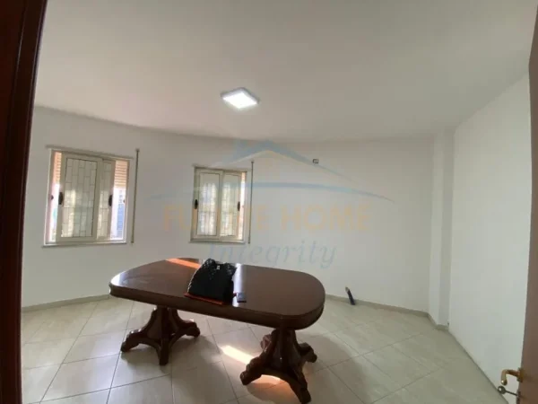 Tirane, jepet me qera ambjent biznesi Kati 7, 97 m² 620 € (Prane Rezidences Axa Bulevardi i Ri)