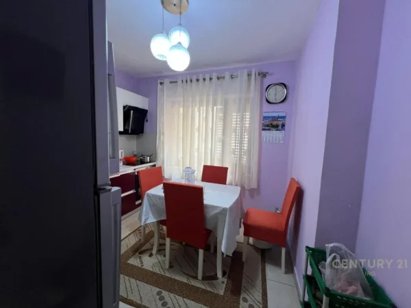Tirane, jepet me qera apartament 2+1 Kati 2, 100 m² 850 € (rruga e Kavajes)