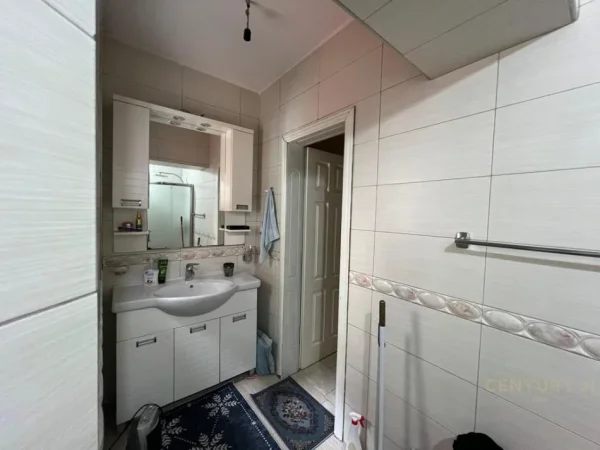 Tirane, jepet me qera apartament 2+1 Kati 2, 100 m² 850 € (rruga e Kavajes)