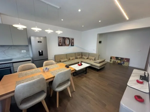 Tirane, jepet me qera apartament 2+1 Kati 8, 75 m² 1.000 € (Mine Peza, Tirane.)