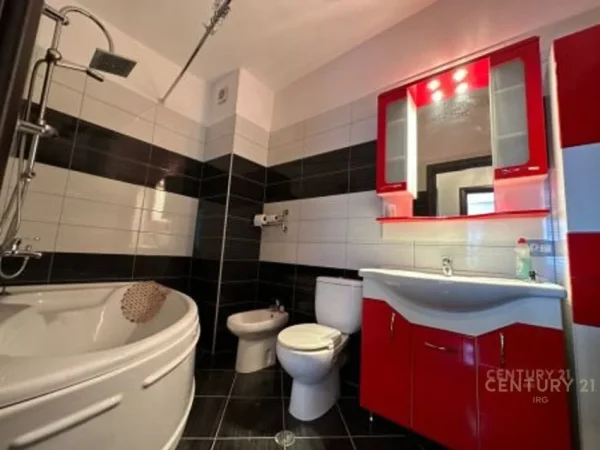 Tirane, jepet me qera apartament 2+1 Kati 2, 90 m² 550 € (Marinaj Hotel)