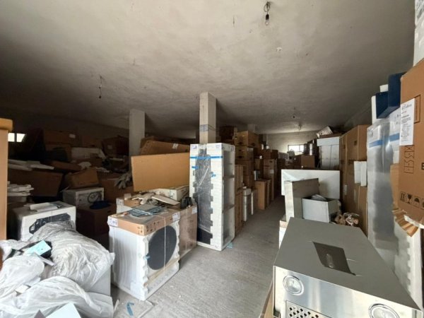 Tirane, jepet me qera magazine Kati 0, 180 m² 935 € (Rruga Artan Lenja)