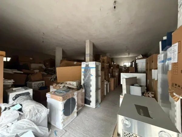 Tirane, jepet me qera magazine Kati 0, 180 m² 935 € (Rruga Artan Lenja)