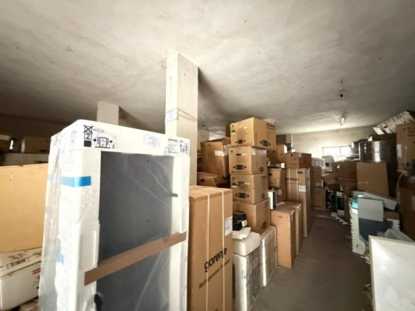 Tirane, jepet me qera magazine Kati 0, 180 m² 935 € (Rruga Artan Lenja)