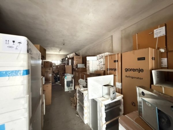 Tirane, jepet me qera magazine Kati 0, 180 m² 935 € (Rruga Artan Lenja)