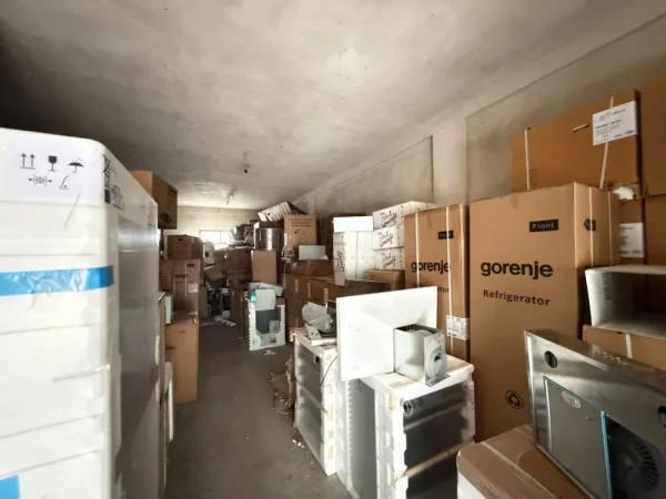 Tirane, jepet me qera magazine Kati 0, 180 m² 935 € (Rruga Artan Lenja)