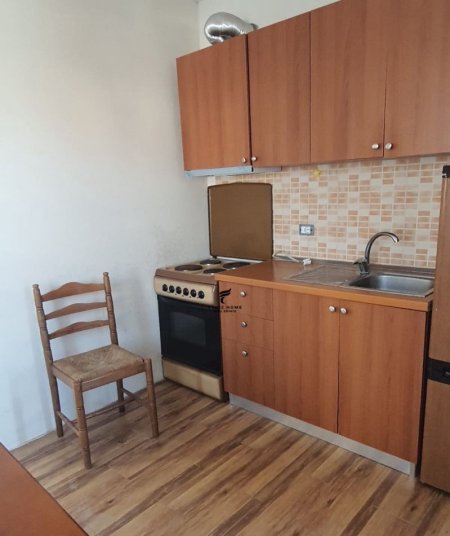 Tirane, jepet me qera apartament 1+1 Kati 2, 55 m² 320 € (BULEVARDI BAJRAM CURRI)
