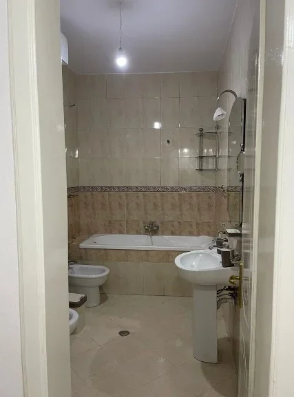 Tirane, jepet me qera apartament 2+1 , 102 m² 690 € 