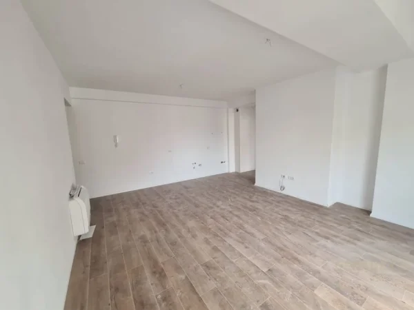 Tirane, jepet me qera apartament 1+1 Kati 4, 72 m² 500 € (21 Dhjetori IRG132852)