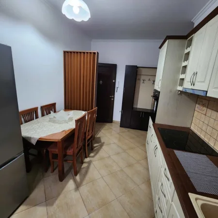 Tirane, jepet me qera apartament 2+1 Kati 2, 95 m² 570 € (Rruga Bill Klinton)