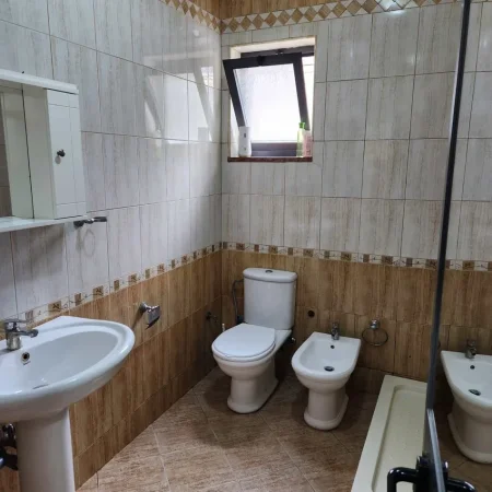 Tirane, jepet me qera apartament 2+1 Kati 2, 95 m² 570 € (Rruga Bill Klinton)