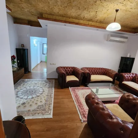 Tirane, jepet me qera apartament 2+1 Kati 2, 95 m² 570 € (Rruga Bill Klinton)