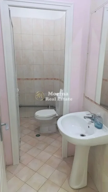 Tirane, jepet me qera ambjent biznesi Kati 1, 375 m² 2.700 € (Xhamlliku)