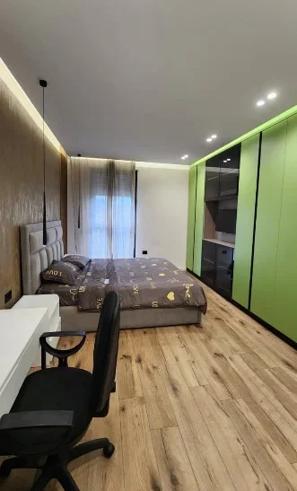 Tirane, jepet me qera apartament 2+1 , 105 m² 1.300 € 