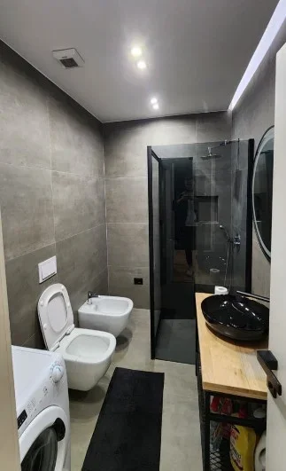 Tirane, jepet me qera apartament 2+1 , 105 m² 1.300 € 
