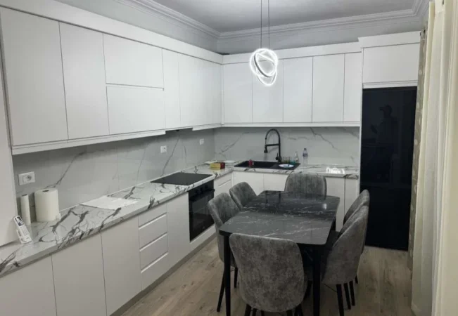 Tirane, jepet me qera Vile 2+1 Kati 3, 120 m² 650 € (Rruga Herman Gmeiner)