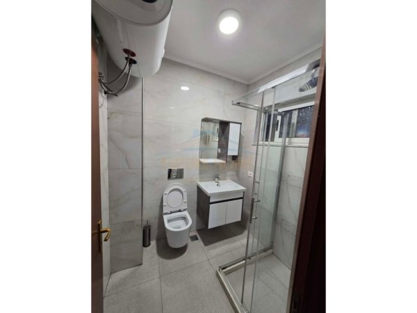 Tirane, jepet me qera apartament 3+1 Kati 9, 124 m² 700 € 