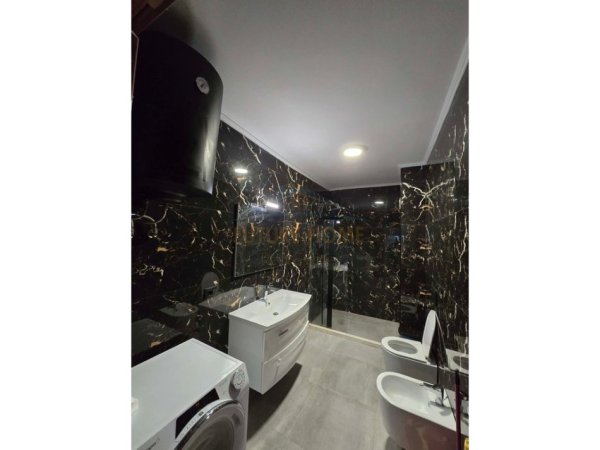 Tirane, jepet me qera apartament 3+1 Kati 9, 124 m² 700 € 