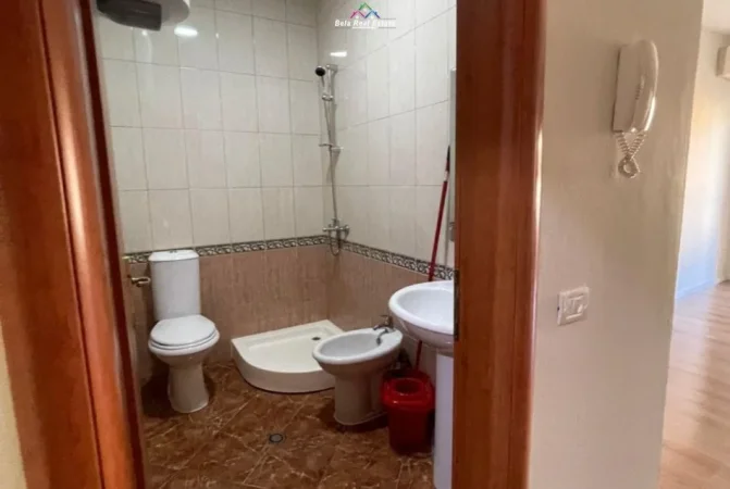 Tirane, jepet me qera apartament 1+1+Ballkon Kati 5, 63 m² 625 € (prane pasticeri Nefeli)