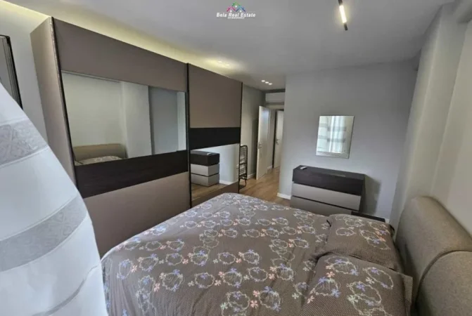 Tirane, jepet me qera apartament 2+1+Ballkon Kati 2, 80 m² 900 € (Tek Shkolla e Kuqe)