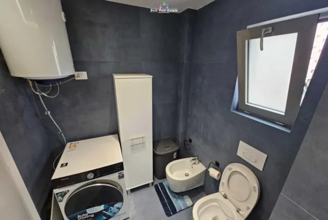 Tirane, jepet me qera apartament 2+1+Ballkon Kati 2, 80 m² 900 € (Tek Shkolla e Kuqe)