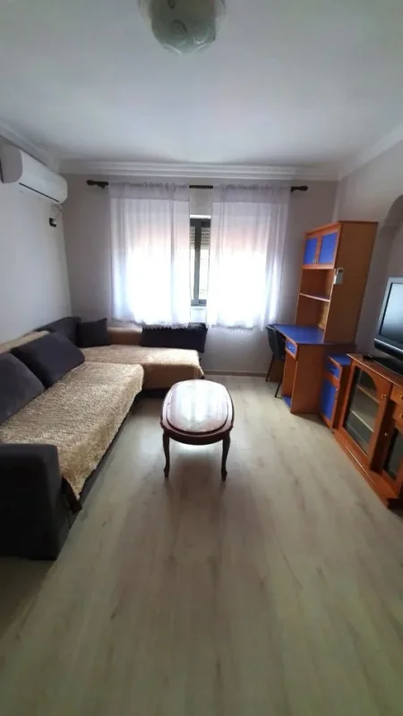 Jepet me Qira Hyrje 1+1 ne Myslym Shyr, Tiranë,  600 €URO