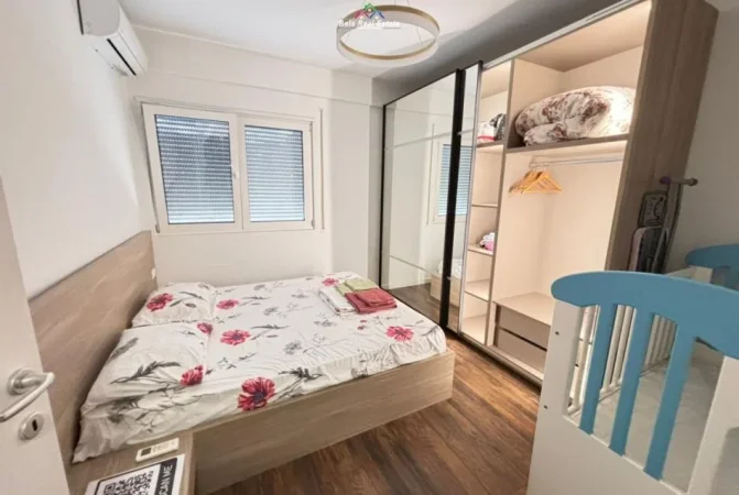 Tirane, jepet me qera apartament 1+1+Ballkon Kati 4, 55 m² 730 € (prane Kristal Center)