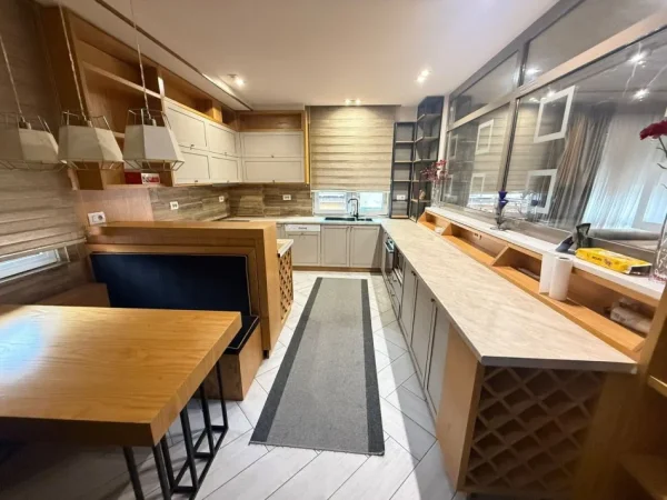 Tirane, jepet me qera apartament 2+1 Kati 4, 190 m² 1.950 € (Rruga Myslym Shyri)