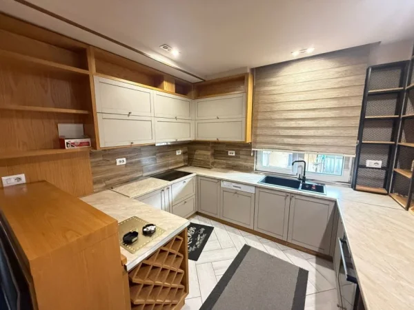 Tirane, jepet me qera apartament 2+1 Kati 4, 190 m² 1.950 € (Rruga Myslym Shyri)