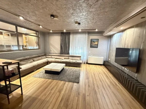Tirane, jepet me qera apartament 2+1 Kati 4, 190 m² 1.950 € (Rruga Myslym Shyri)