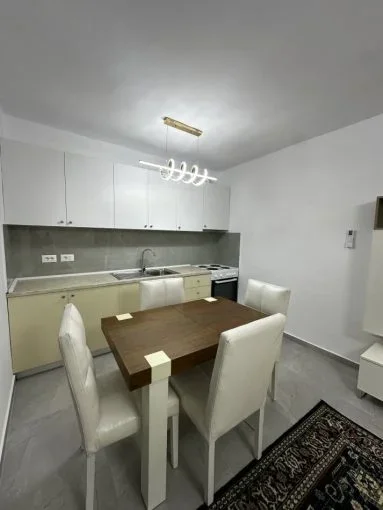 Tirane, jepet me qera apartament duplex Dublex Kati 2, 75 m² 650 € (ish stacioni i trenit)