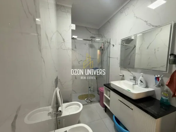 Tirane, jepet me qera apartament 2+1+Ballkon Kati 5, 90 m² 600 € (Golden Park 3)