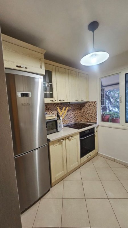 Tirane, jepet me qera apartament 2+1+Ballkon Kati 3, 80 m² 700 € (RRUGA SOTIR PECI, BLLOKU I AMBASADAVE)